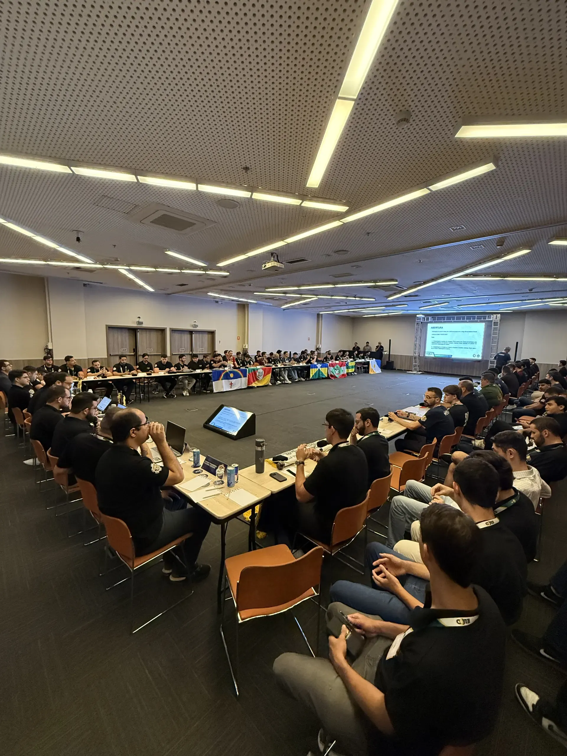 Lideranças reunidas em mesas dispostas em quadrado durante o Encontro de Lideranças da Ordem DeMolay