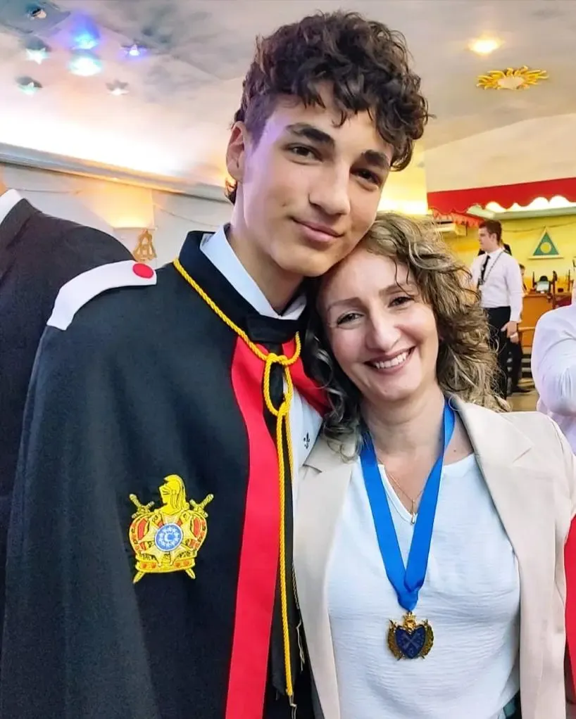 Mãe e filho adolescente, ele com o traje da Ordem DeMolay