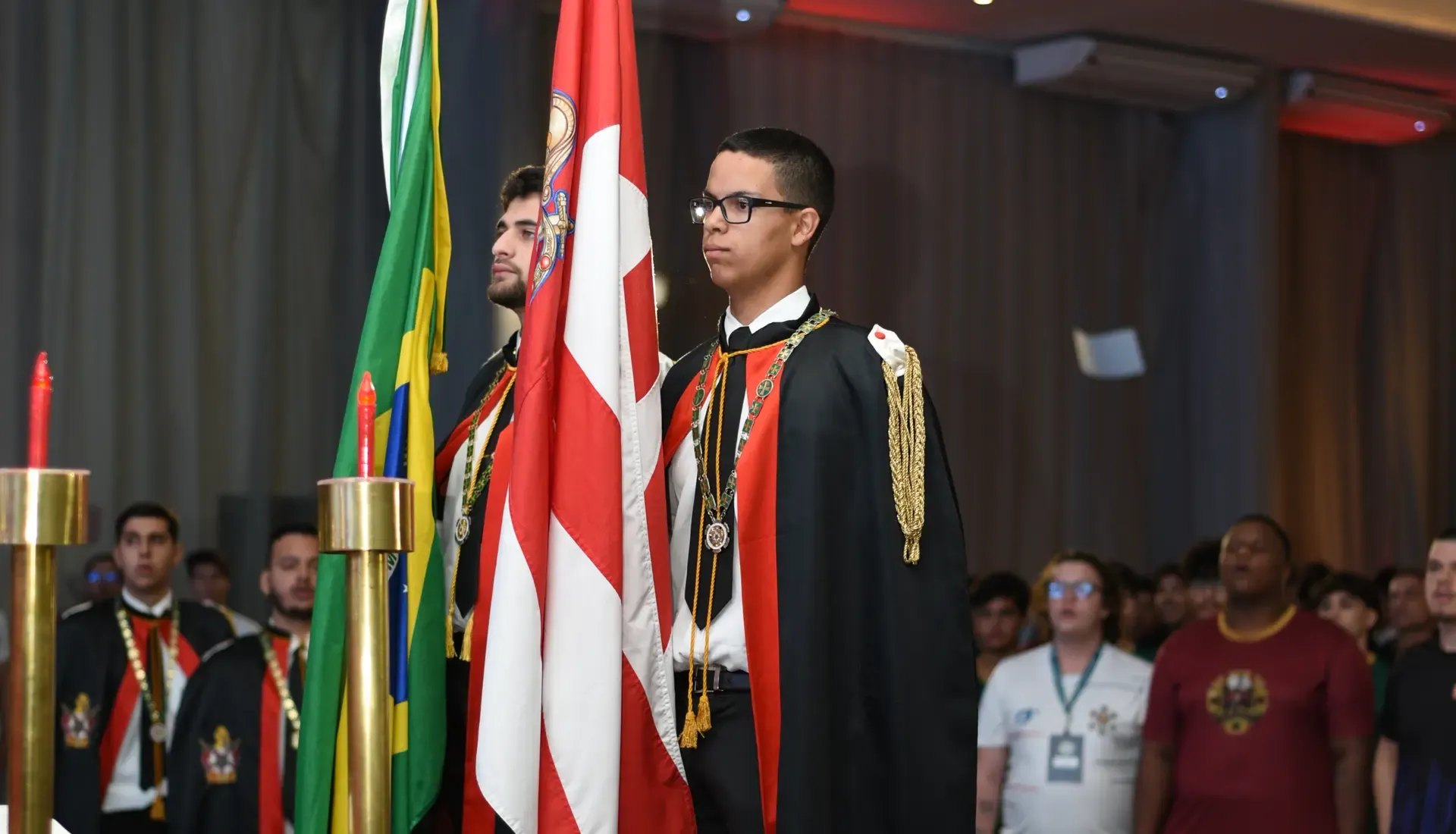 Guarda de honra com o estandarte da Ordem e a bandeira do Brasil durante cerimônia do CEOD